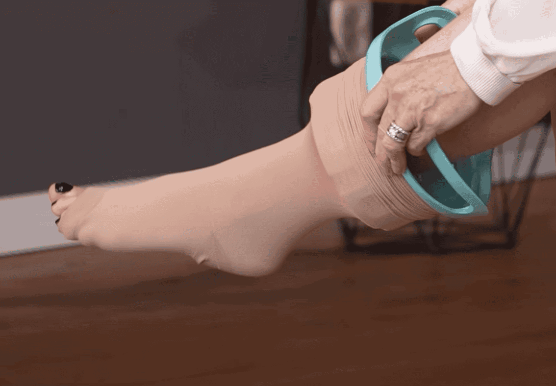 Kous aantrekken met HelpSoq ring