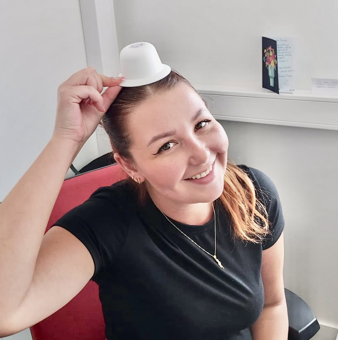 Laura de office manager van HelpSoq die alle bestellingen en ook mails coordineert 