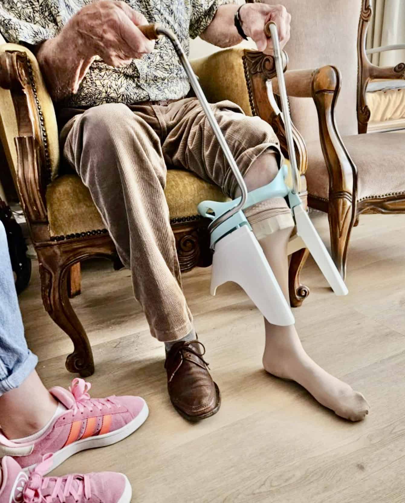 De HelpSoq en Armverlenger vragen niet veel training. Met de HelpSoq ben je in 2 minuten klaar. Bij tante Louise helpt de ergotherapeut bij het vinden van de routine.