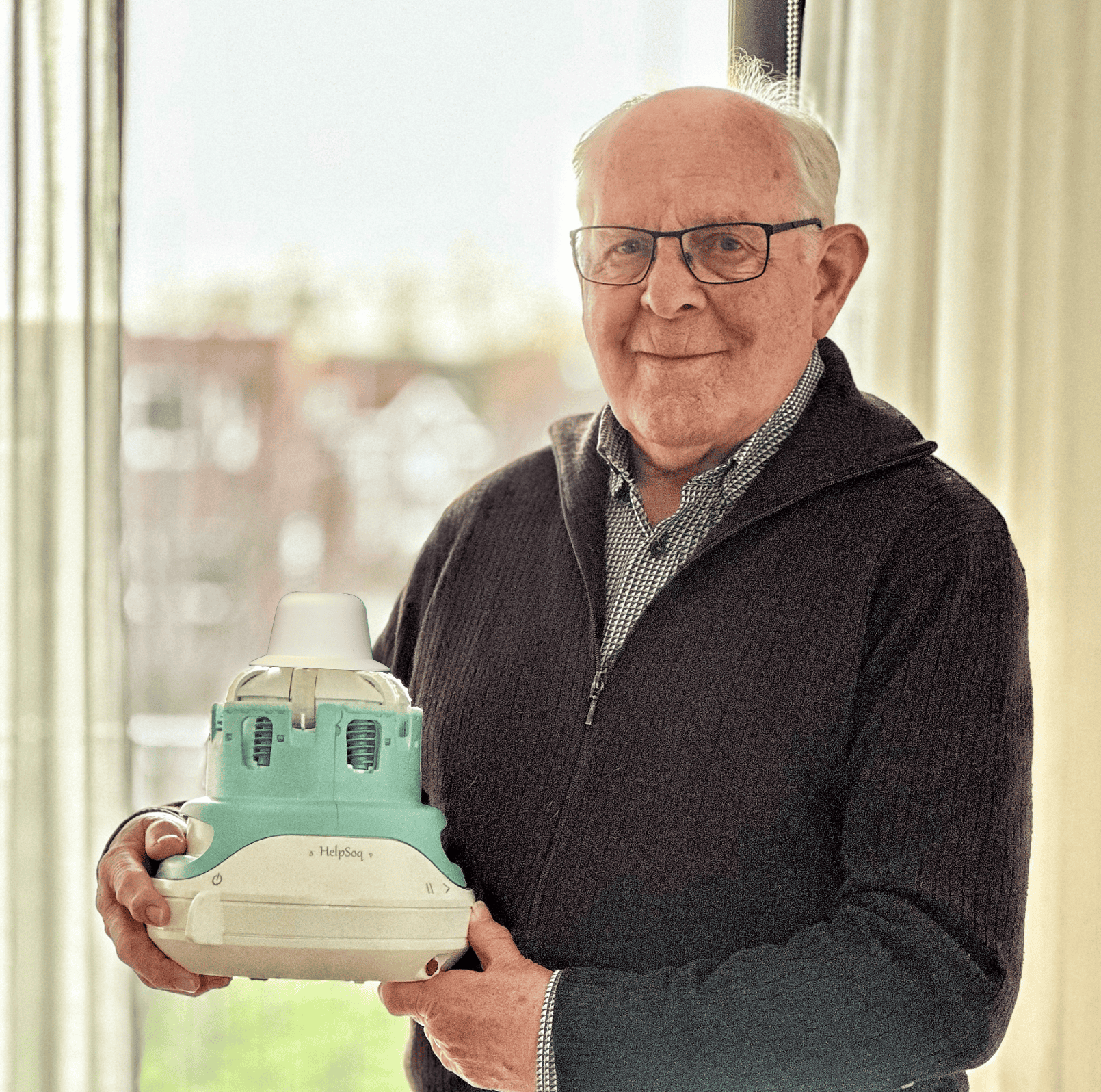 Meneer Hendriks Brunssum met HelpSoq en Kousgeleider. Aantrekken kan hij zelf.