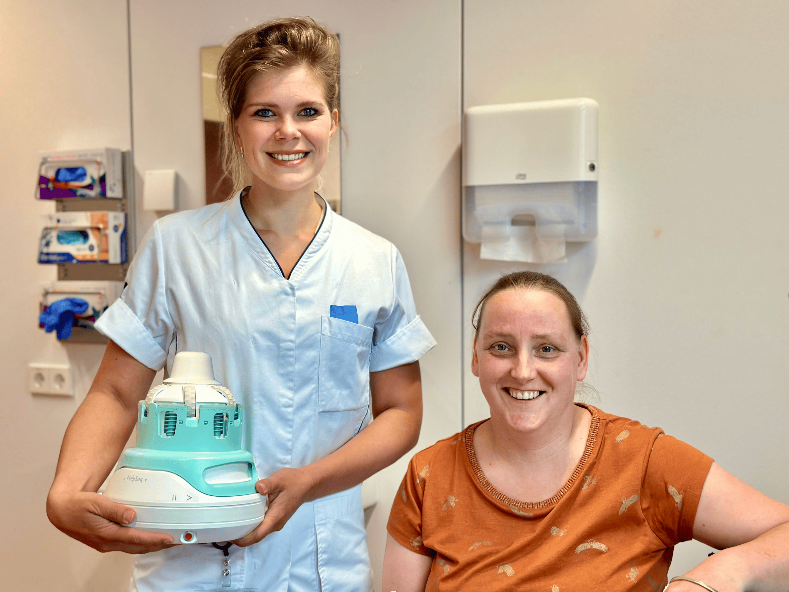 Merel van Son Zuyderland Revalidatie met client en HelpSoq + kousgeleider